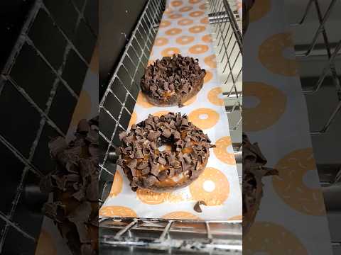 Novo Dunkin' Caramel Chocolate Speciality Donut!! @Dunkin-Donuts @Donut #dunkin #donuts #dunkin