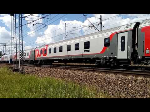 Pociąg EN23 przejeżdża przez stację Mińsk Mazowiecki na haku EP0-9010