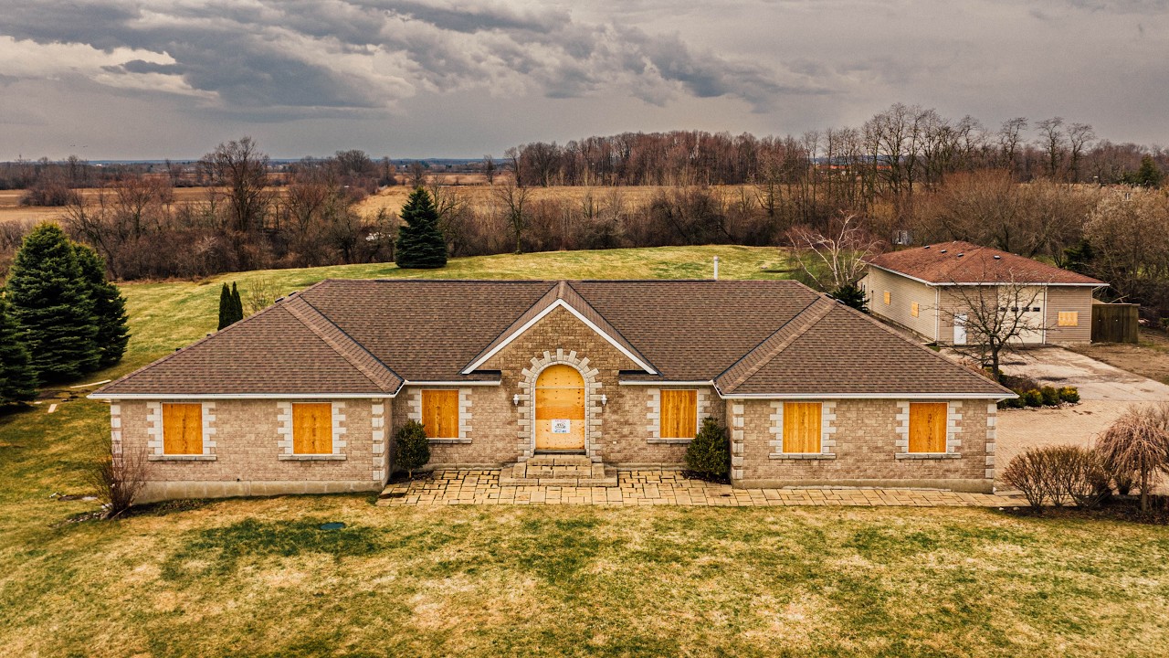 I Found This ABANDONED Luxurious 2001 Mega Bungalow Dream Home 