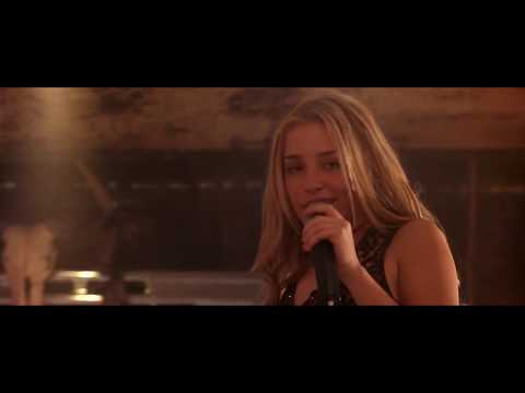 Violet Sings and Dances on the Bar.   Coyote Ugly (2000)