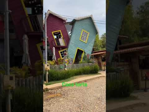 A famosa casa torta.