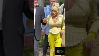 Dolly Parton arrives to the 40th anniversary of Dollywood #antesedepois #shorts  #hollywood