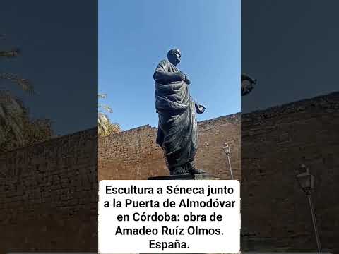 ESCULTURA A SÉNECA JUNTO A LA PUERTA ALMODÓVAR EN CÓRDOBA: OBRA DE AMADEO RUÍZ OLMOS. España.
