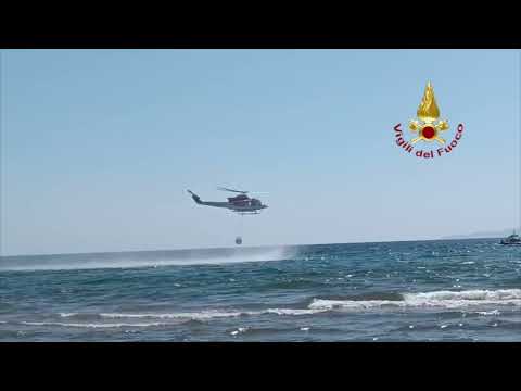 L'elicottero Drago in azione durante l'incendio in pineta al Puntone