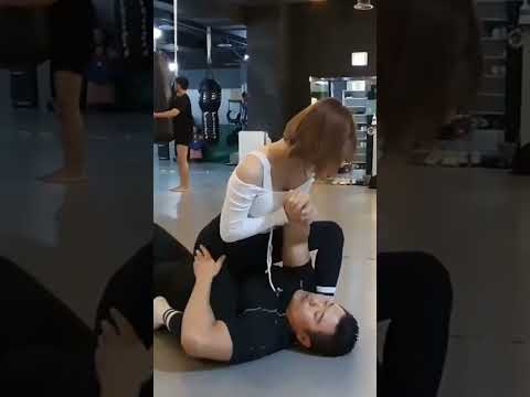 美女に腕十字を決められて幸せそうな格闘家