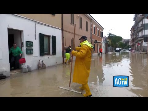 Maltempo Marche a Castelferretti si spala tra acqua e fango