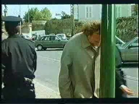 Pierre Richard läuft gegen eine Laterne