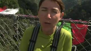 preview picture of video 'Last Resort - Nepal 2010 - Premier (et dernier?) saut de Sandrine'