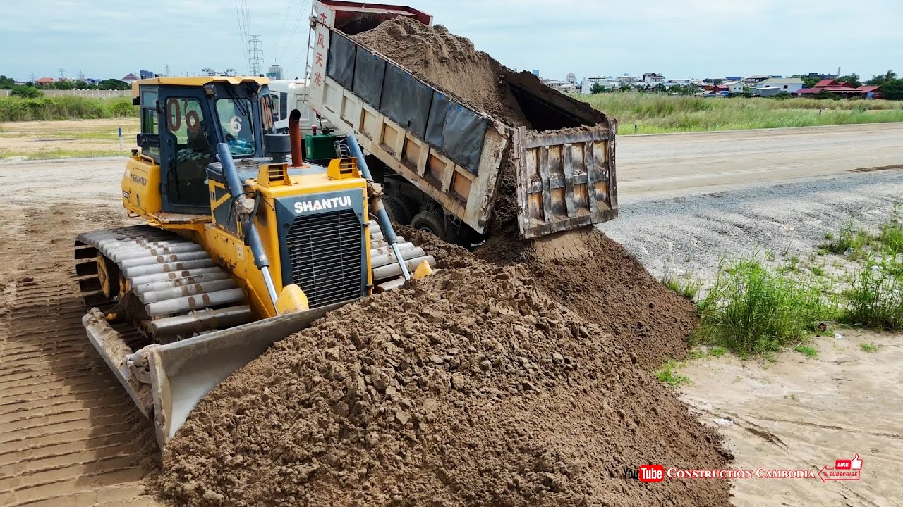 Best SHANTUI DH17c2 Bulldozer technique pushing sand with Dongfeng Dump Trucks pouring sand filling