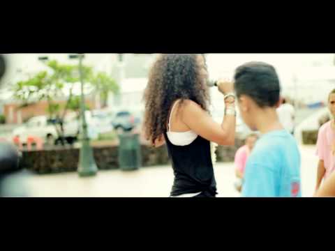 Sabrina chante pour le Tota tour