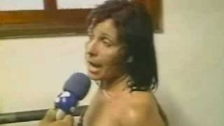 Mulher fica "tomada", tira a roupa na rua e dá um show na delegacia