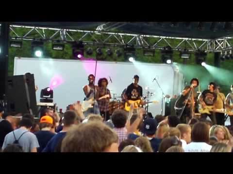 Dj Willie Shakes Plays Guitar W/ GYM CLASS HEROES!!!!