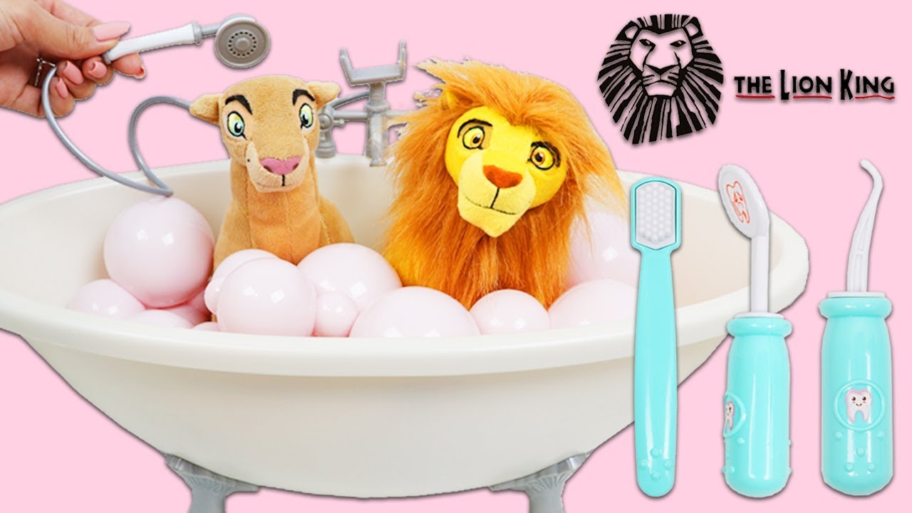 Disney Lion King Simba and Nala Go to Groomer for a Bubble Bath & Hair Styling!