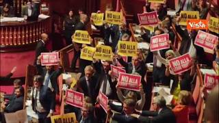 «No alla legge truffa», i cartelli delle opposizioni in Senato prima del voto sulla Legge elettorale