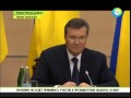 Янукович зломав ручку під час прес-конференції у Росії. 
