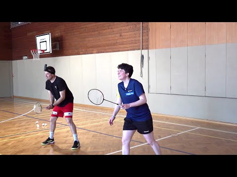 In der zweiten Folge von "Einwürfe hautnah" probiert Podcaster Patrick Jochum Badminton aus.