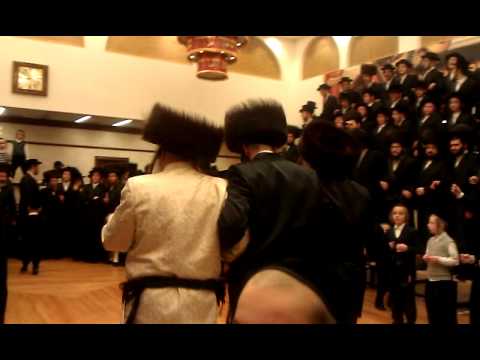 Krula rabbi dancing with machiten n chusen