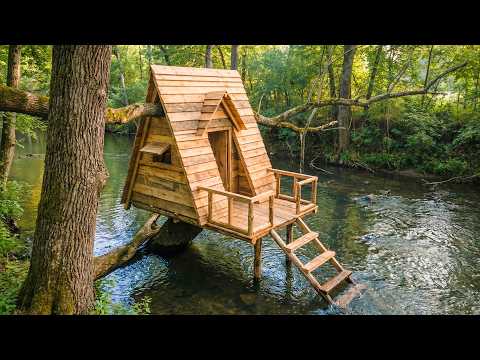 Mann baut ein Baumhaus direkt über einem Fluss | Von Anfang bis Ende von @BushcraftIdeas-e9q