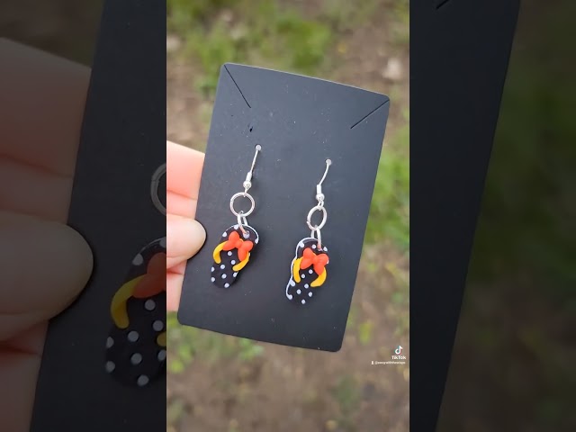Vídeo relacionado con Disney Minnie Mouse - Pendientes de Tuerca con Circonita Cúbica y Esmalte Rojo (Minnie Plata)