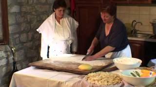 preview picture of video 'Pasta fresca: paccozze, zeppole e cavatelli - Pesco Sannita, Italia'