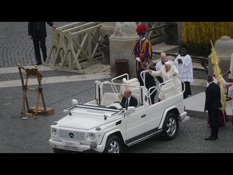 بعد يوم من خروجه من المستشفى.. البابا فرنسيس يعود لساحة القديس بطرس لإحياء قداس أحد الشعانين