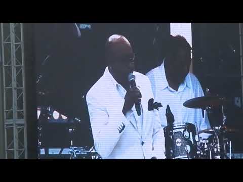 'The Legendary' Peabo Bryson - "Show And Tell" Clip (LIVE)