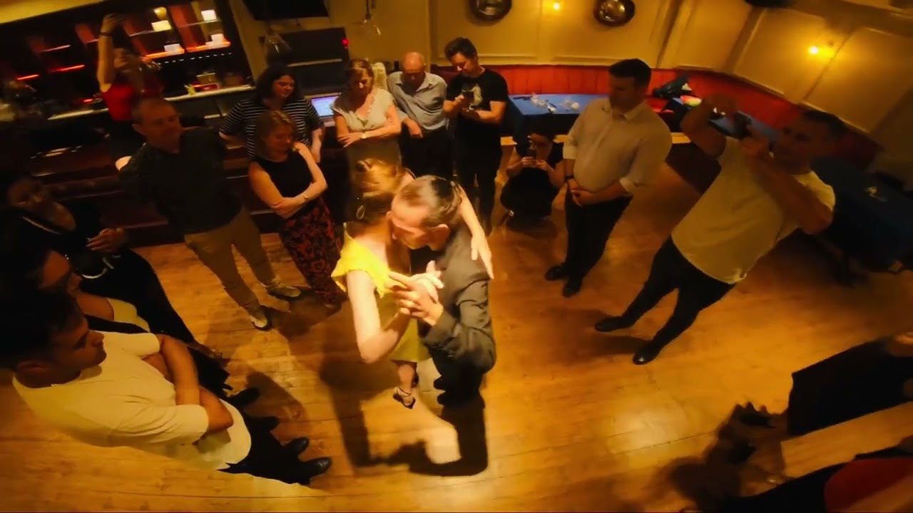 Tango . Gustavo Rosas. Rebecca O’Laoire. Demo Clase. Milonga El Beso. Julio 2022. Dublin. Irlanda.