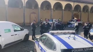 Lo sgombero al portico dell'Annunziata: le tende dei senzatetto portate via