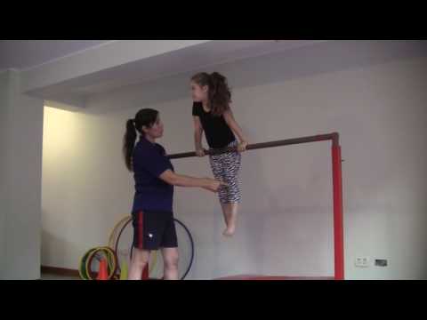 Ejercicios en barra asimétrica / niños