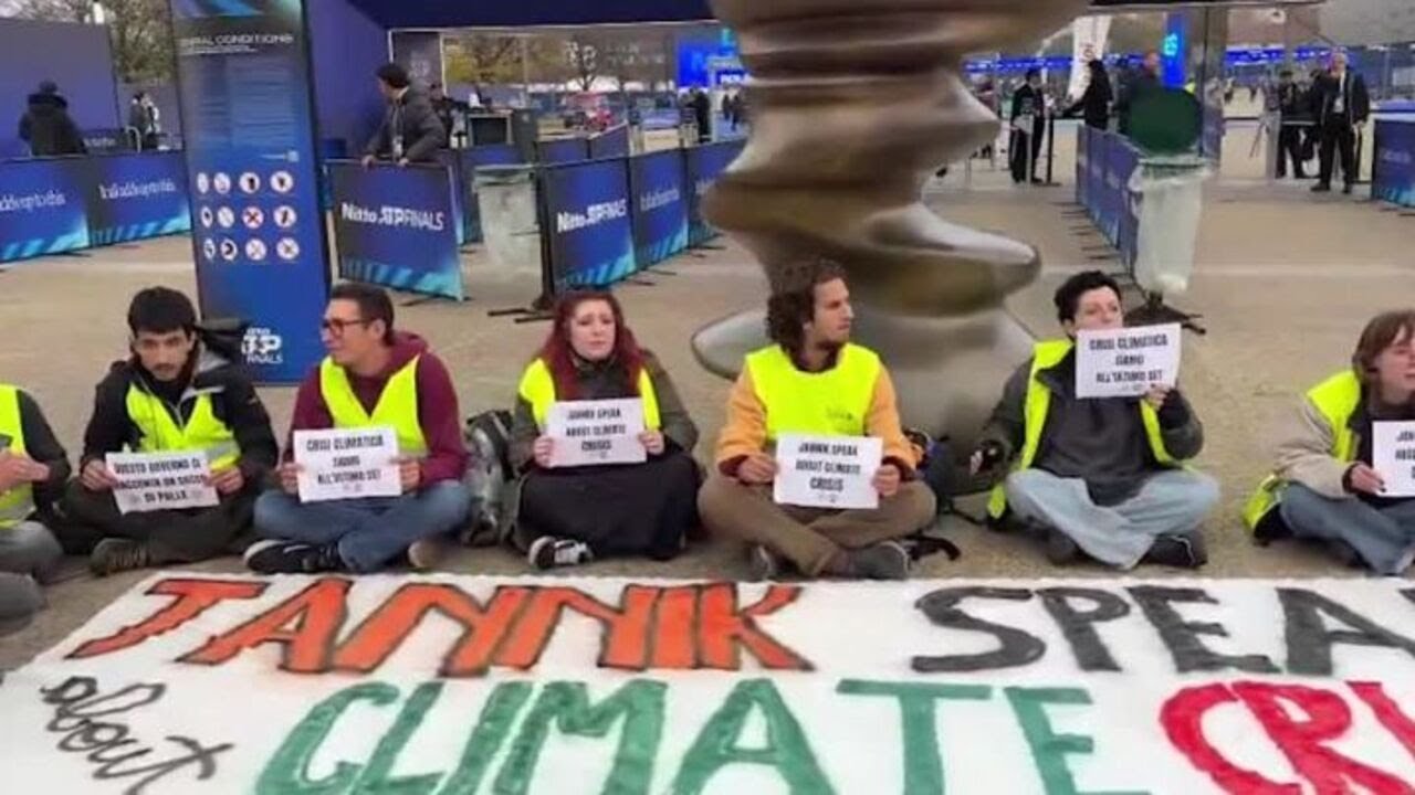 Fridays for Future, manifestanti alle Finals: "Sinner, speak about climate!"
