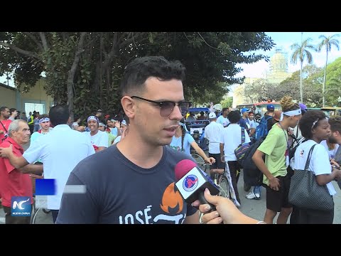 Jóvenes cubanos protagonizan parada antiimperialista en Malecón de La Habana