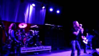 drowning pool (more than worthless) clip from concert