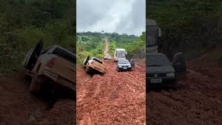 Hilux escapou da tombada. #atoleiro #automobile #offroad