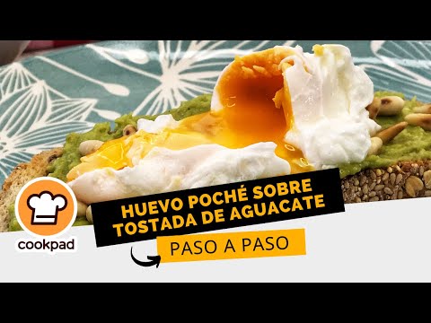 Huevo poché sobre tostada de aguacate [Receta fácil paso a paso]