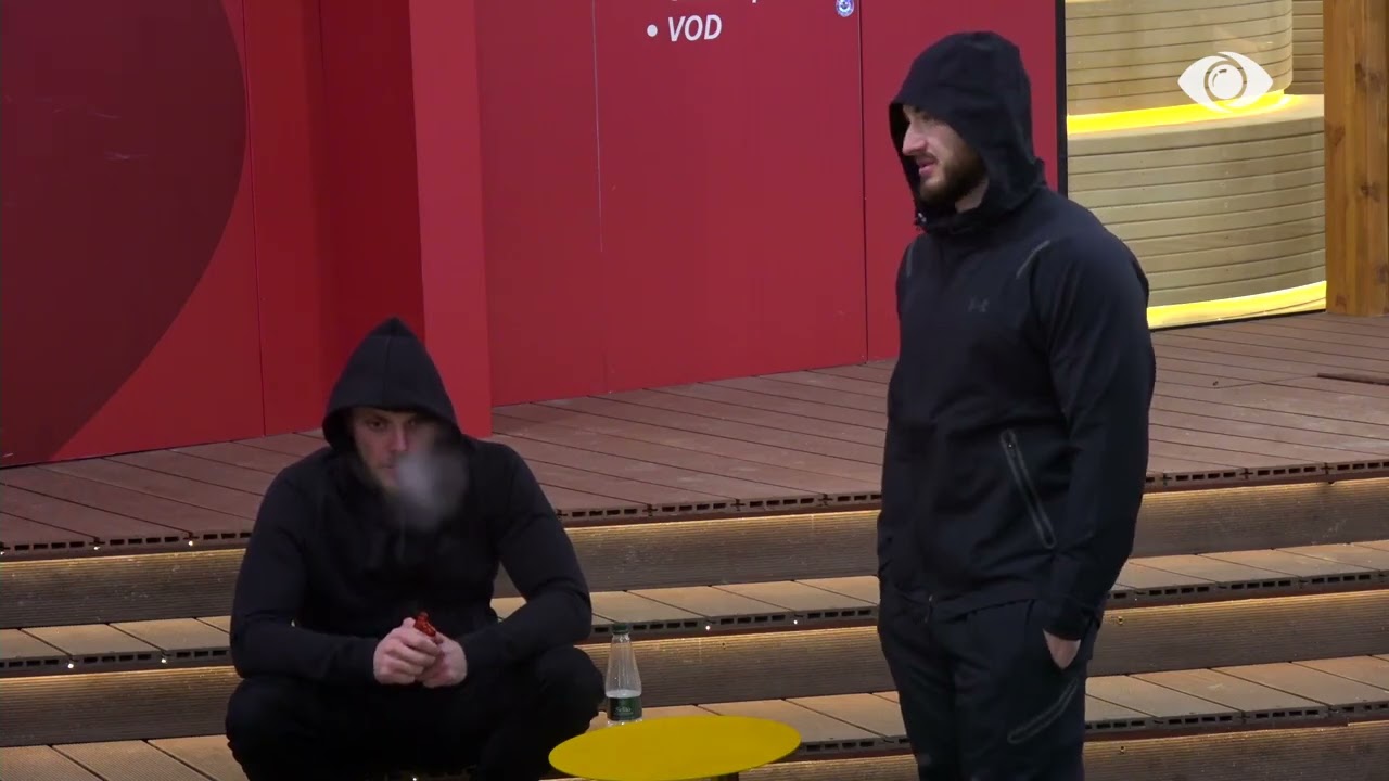 Jozi është distancuar pak…/ Xumi dhe Zebërvoki diskutojnë teksa bëjnë stërvitje në oborr