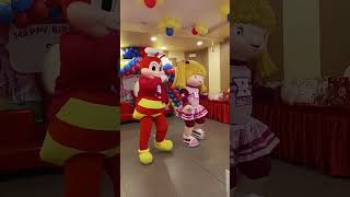 Download lagu Jollibee and hetty dancing apt#jollibee #apt mp3
