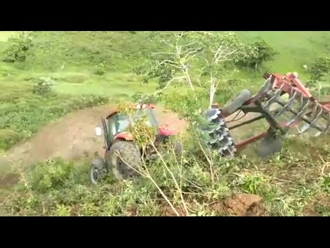 Olha a cagada, Acidente com trator, grade tombando