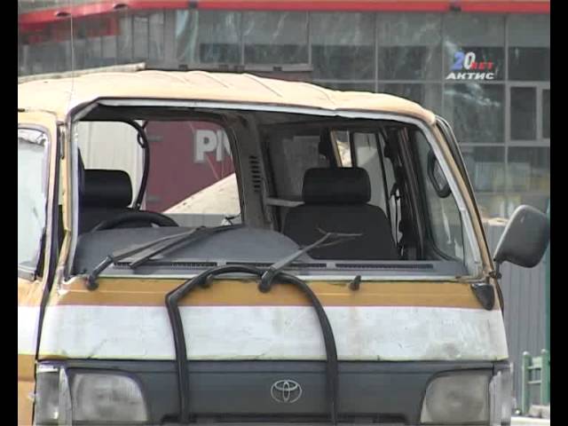 В аварии сильно пострадал микроавтобус