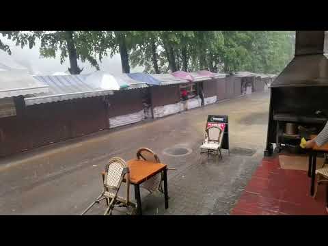 Băile Olănești, aleea Izvoarelor. Rupere de nori in ziua de 3 iunie 2023.