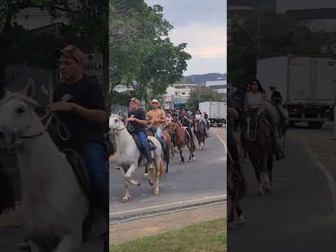 BARBUDO COM A SUA CHARRETE NA CAVALGADA COMITIVA DE AMIGOS DE BARBUDO EM ITAOCARA RJ. 11.10.2025.