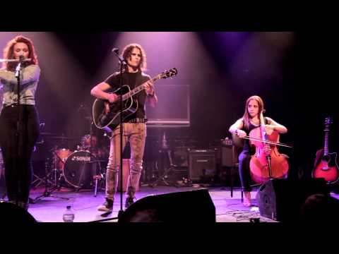 Vibration 9 - The light in your eyes (unplugged at Astral)