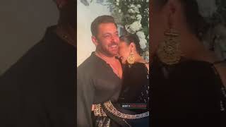 Download lagu Cium & Pelukan Mesra Di Depan Umum, Salman Khan & Shehnaaz Gill Pacaran? Gimmick Atau Beneran? mp3