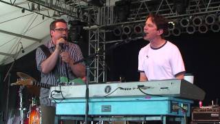 THEY MIGHT BE GIANTS BONNAROO 2010 UPSIDE DOWN FROWN