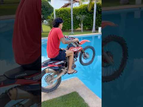 Pulei na piscina com a MOTO de trilha 😂