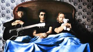 Bee Gees - She Keeps On Coming  2001