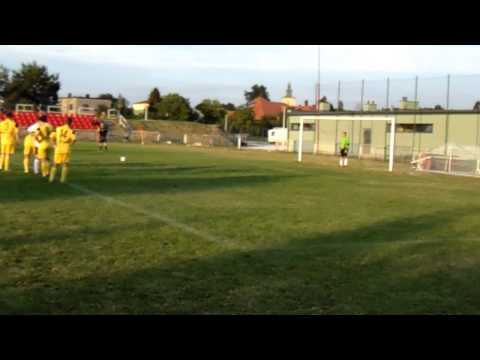 Olimpia Włodowice - Jedność Strzyżowice. Gol Leszka Płoszańskiego z rzutu karnego na 0:1.