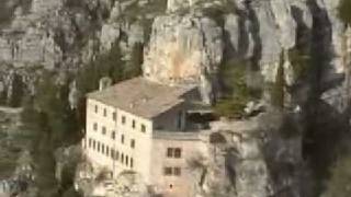 preview picture of video 'Sorvolando l'Eremo di Celestino .  (Sulmona Aq'