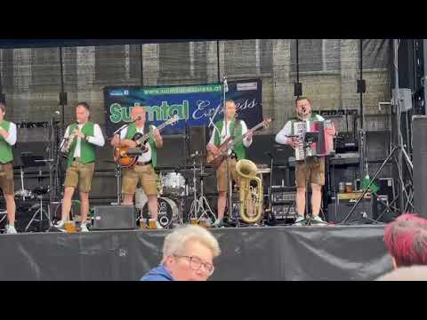 Lederhosen Jodler gespielt vom Sulmtal Express am Hauptplatz in Fohnsdorf.