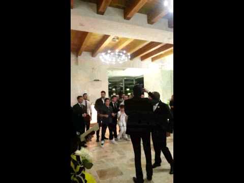 il lancio della giarrettiera al  matrimonio di  leo e annalisa