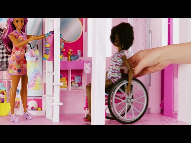 Vídeo relacionado con Barbie Dreamhouse 2023 Casa para muñecas de Juguete de 3 Plantas con +75 Muebles y Accesorios, +3 años (Mattel HMX10)